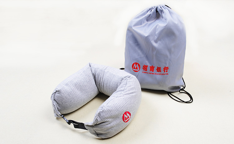 客戶回饋禮品的要點——應情應景!看芳恩為(wèi)招行(xíng)定制便攜旅行(xíng)枕! 客戶回饋禮品的要點——應情應景!看芳恩為(wèi)招行(xíng)定制便攜旅行(xíng)枕!